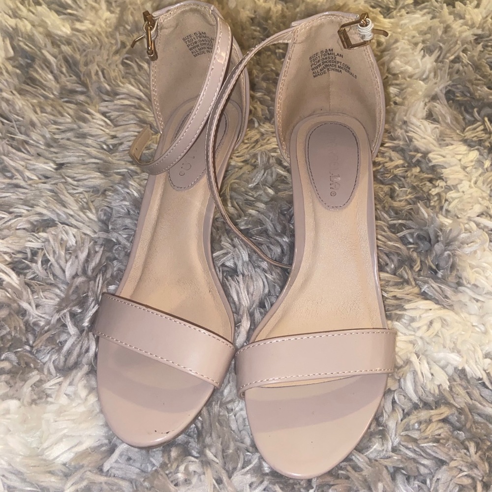 Low heeled shoes